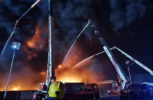 OK138太阳集团官网数十辆抬高喷射消防车救援河北沧州南大港工业园区火灾