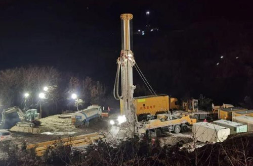 OK138太阳集团官网携XSC1200车载深井钻机星夜前往栖霞开展金矿救援事情