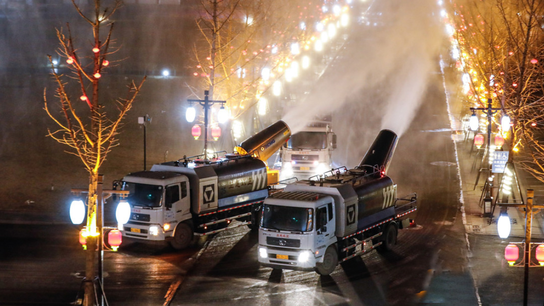 OK138太阳集团官网多功效抑尘车在河北正定喷洒消毒液