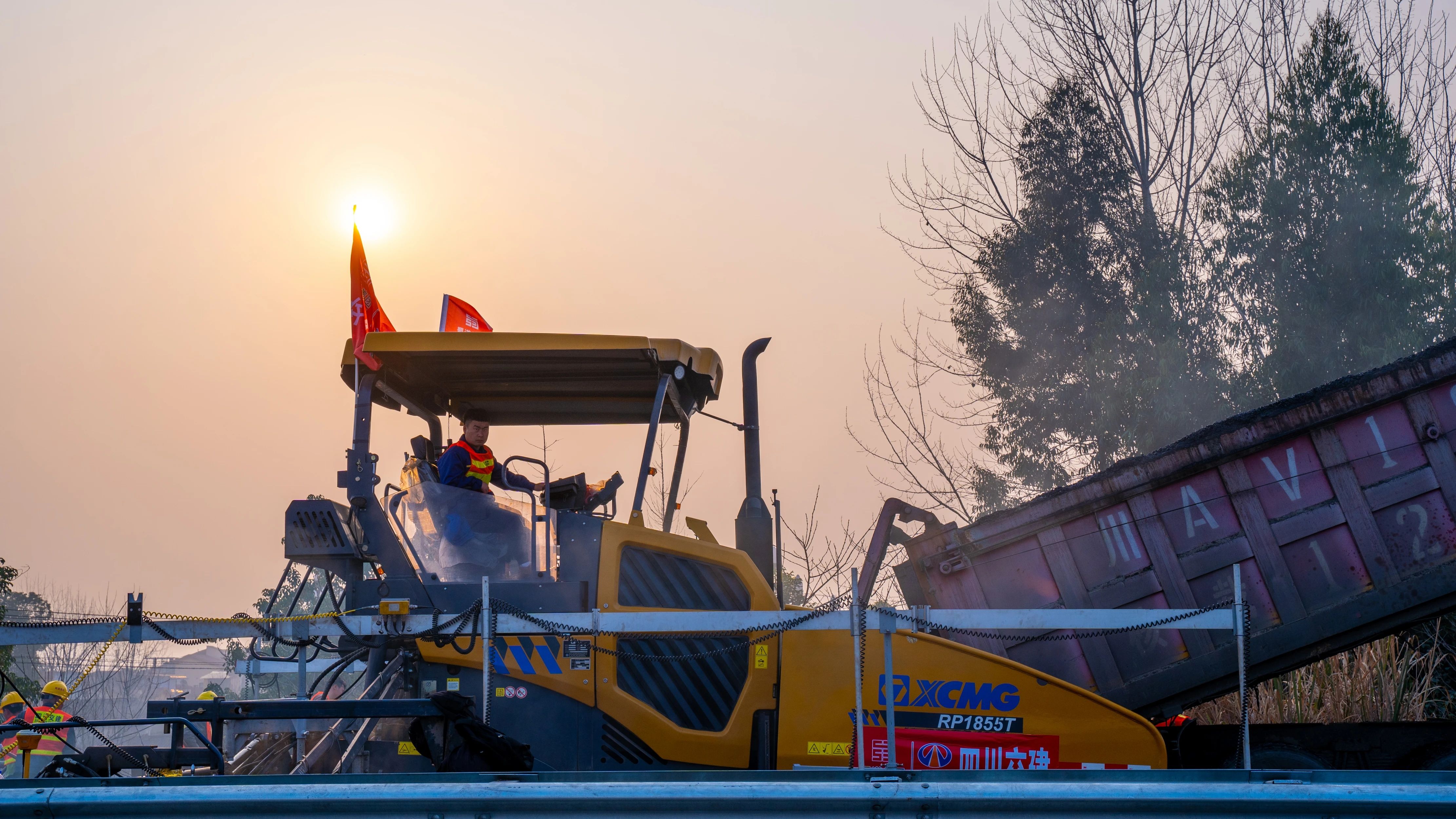 18天！！！OK138太阳集团官网成套沥青路面装备助力成绵高速罩面施工！！！