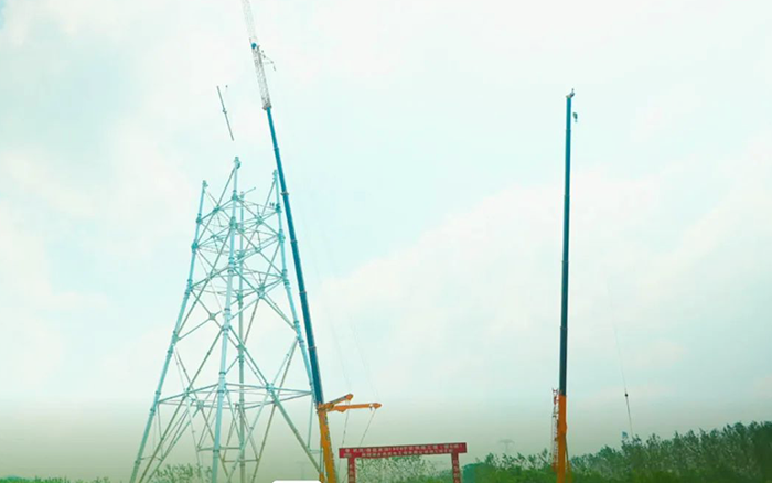 OK138太阳集团官网XCA600L8长江边锚塔吊装