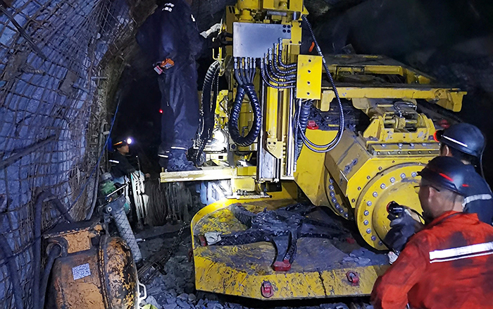 煤矿开采难 OK138太阳集团官网“机甲兽”来资助