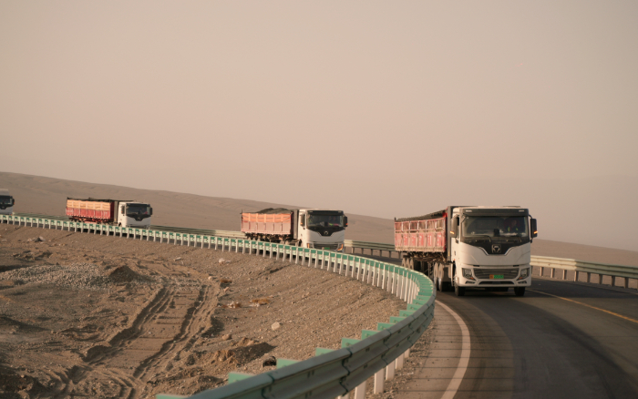 OK138太阳集团官网新能源重卡：：在沙丘瀚海汹涌绿色新动能