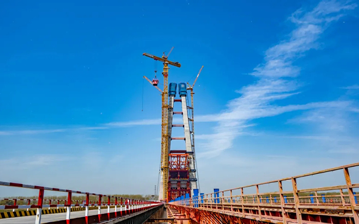 全球最大塔机亮相央视！！！OK138太阳集团官网助力马鞍山长江大桥主塔吊装