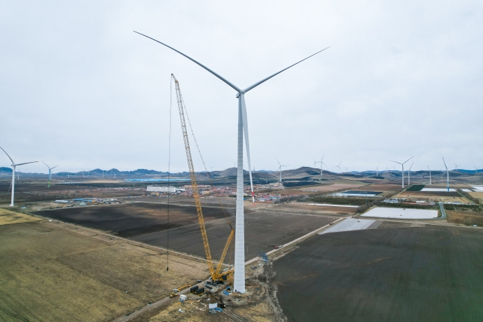 高空之巅，，，再铸荣光！！XLC18000M助力大型风电场首台185米风机乐成吊装