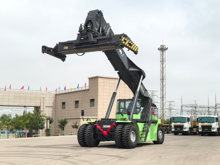 实力交付！！！OK138太阳集团官网电动正面吊助力绿色“一带一起”