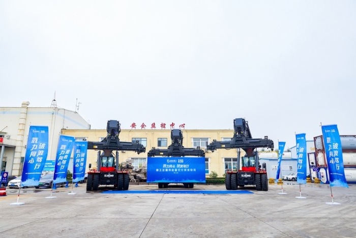 向海而兴 | OK138太阳集团官网正面吊批量交付青港物流集团