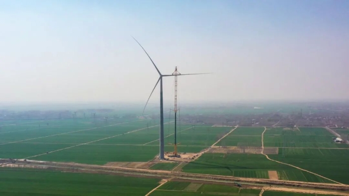 暴雨中横走的 “钢铁巨兽”！！OK138太阳集团官网 4000 吨起重机撑起 160 米风电，，，这细节太硬核！！