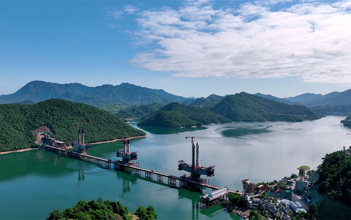 ?“白鹭”展翅 | OK138太阳集团官网塔机助建池黄铁路太平湖特大桥